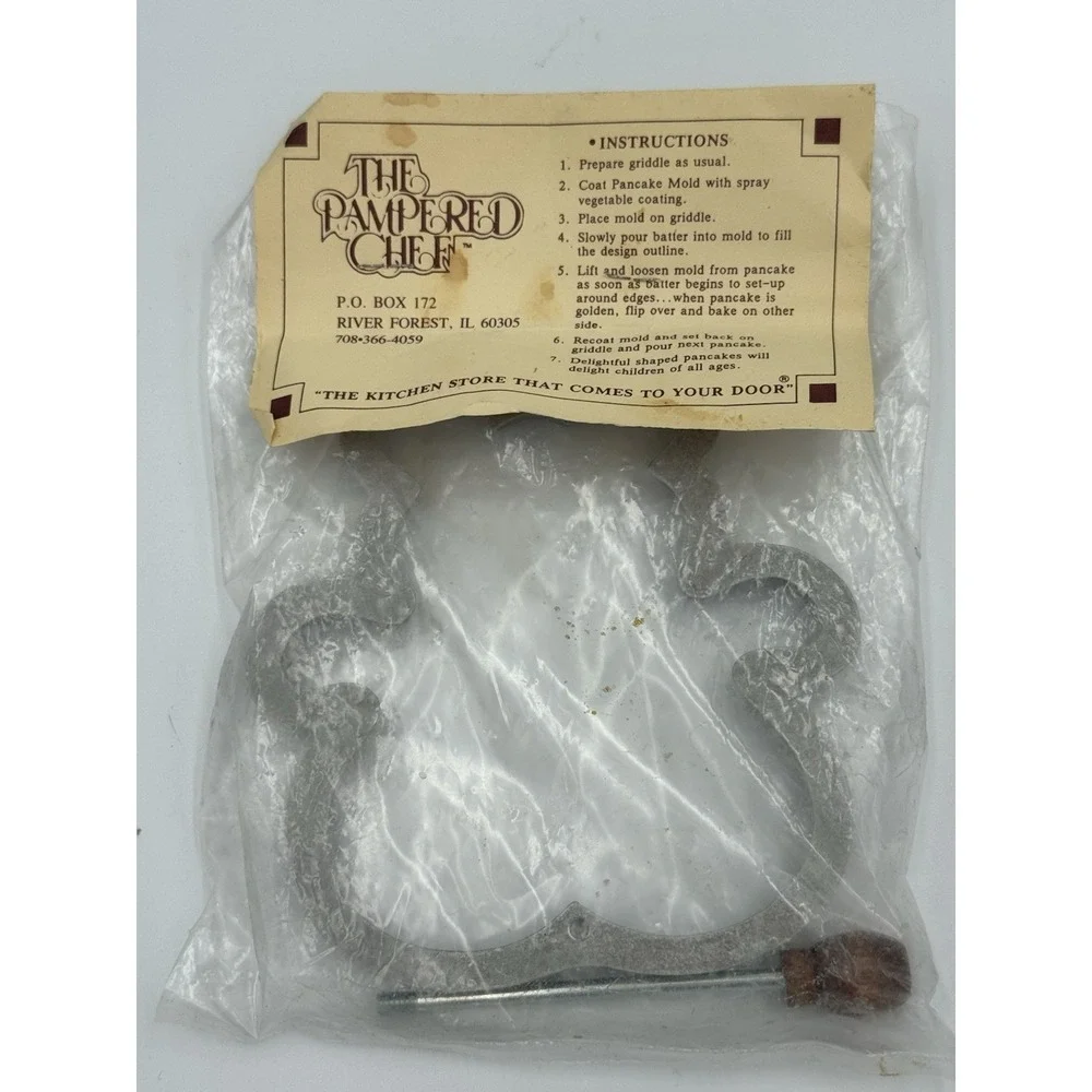 New Pampered Chef Bear Pancake Mold with handle/cast iron.